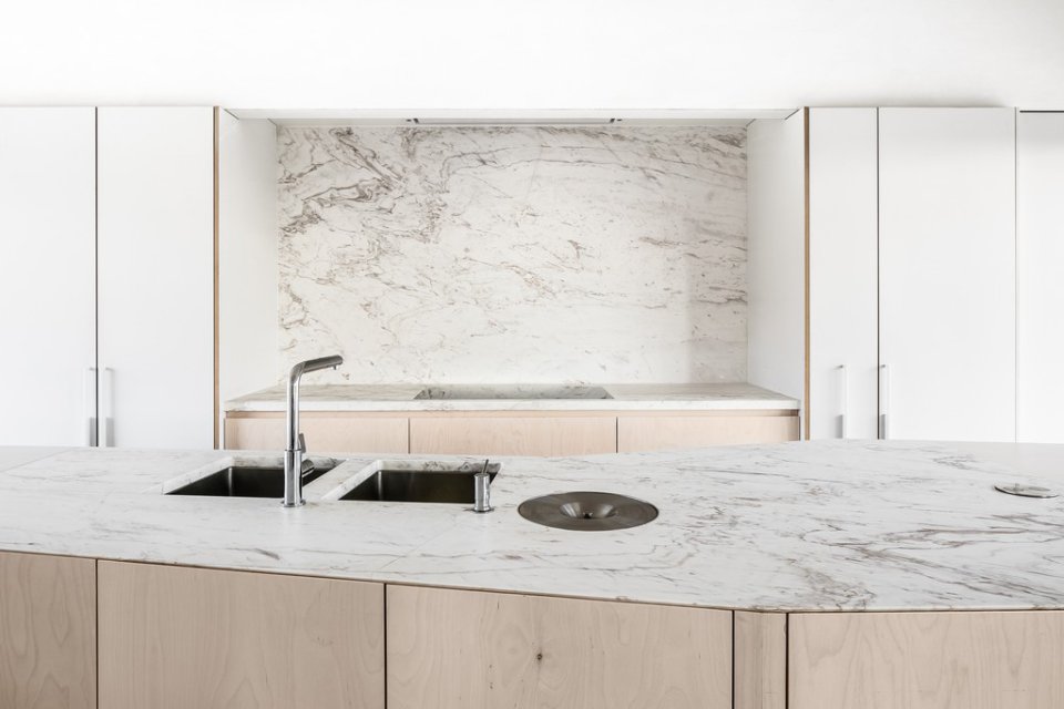LR Kitchen marble White Mogano – Design CAAN – Photo CAFEINE