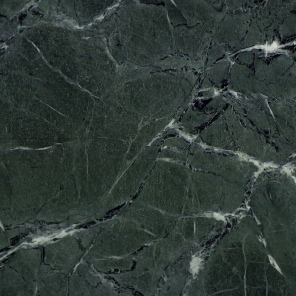 Detail van Aegean Green natuursteen met diepe groentinten en witte aders