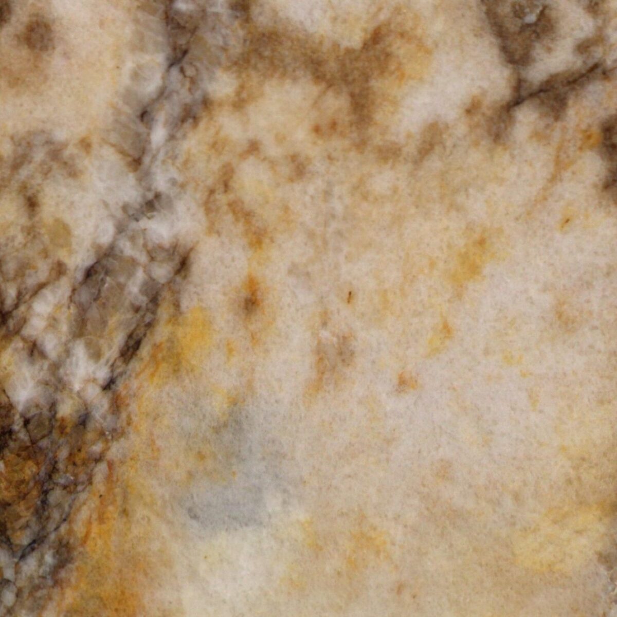 Detail van Cristallo Gold kwartsiet met warme goud- en bruintinten